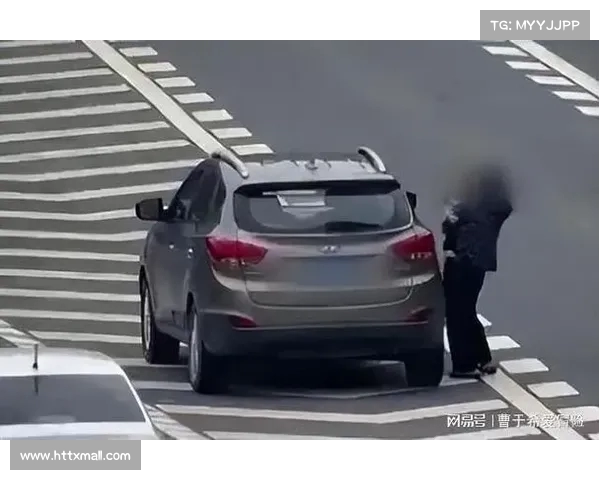 驾驶员英勇追击全裸女子,狗链脚铐的背后隐藏着怎样的故事? 驾驶员英勇追击全裸女子,狗链脚铐的背后隐藏着怎样的故事?